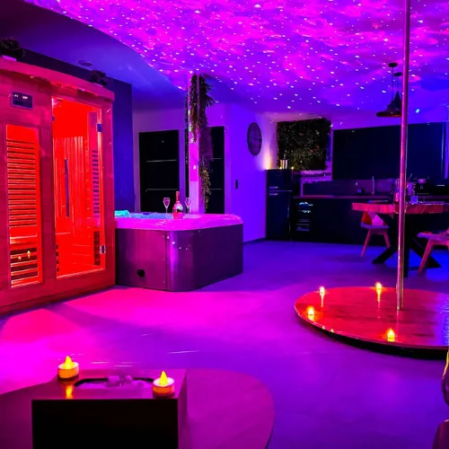 Love room de charme avec lit king size et pétales de rose