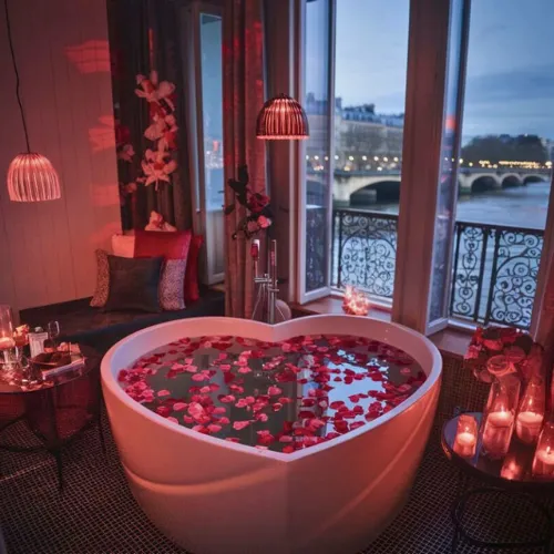 Chambre love room avec décoration soignée et ambiance intimiste