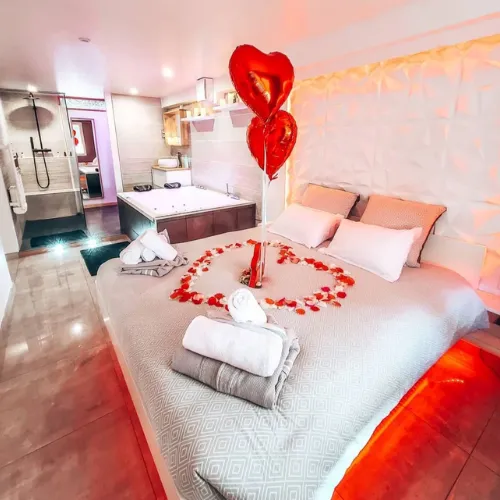 Salle de bain luxueuse dans une suite romantique